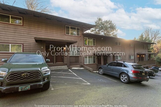 Building Photo - SW Portland Two Bedroom Condo In The Heart Of Burlingame!