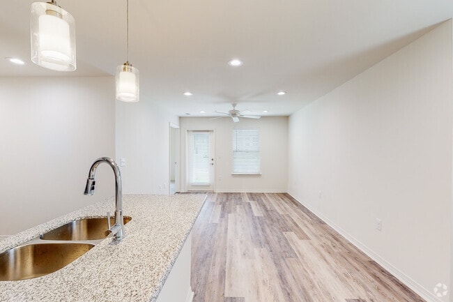 1BD 1BA 779SF