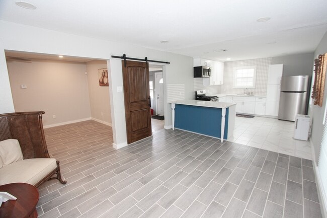 Photo - 2422 Lone Oak Rd