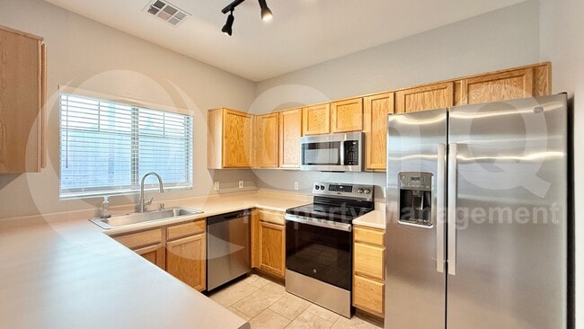 Building Photo - 805 S Sycamore Unit 132