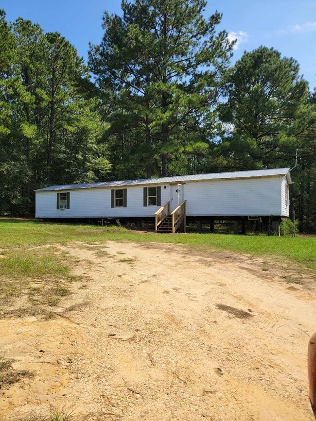 Mobile home sits on 3 acres of land in Lea... - Mobile home sits on 3 acres of land in Lea...