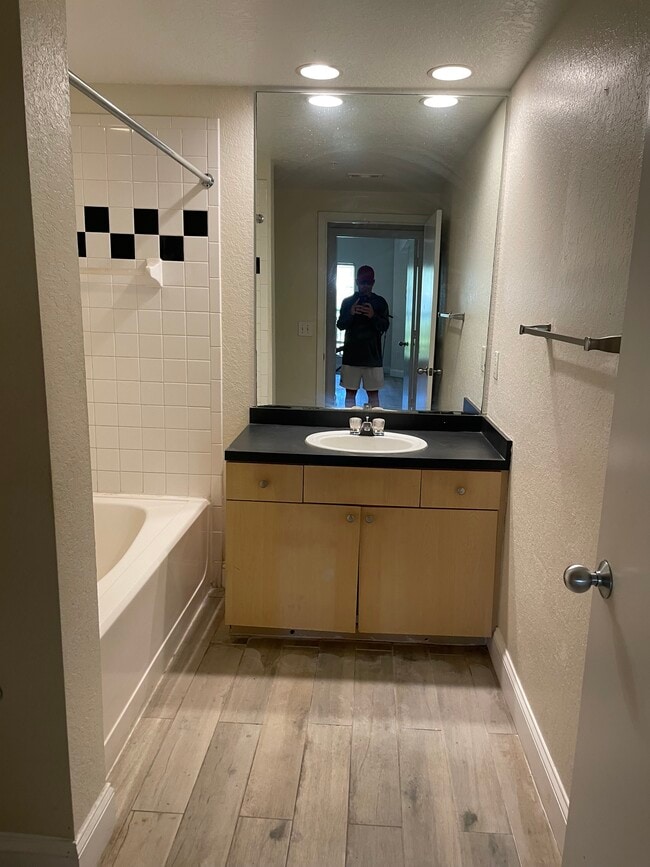 Photo - 2410 W Azeele St Unit 215