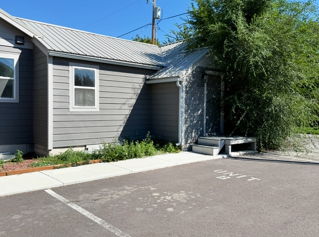 Building Photo - 1031 4th Ave W Unit B Rental