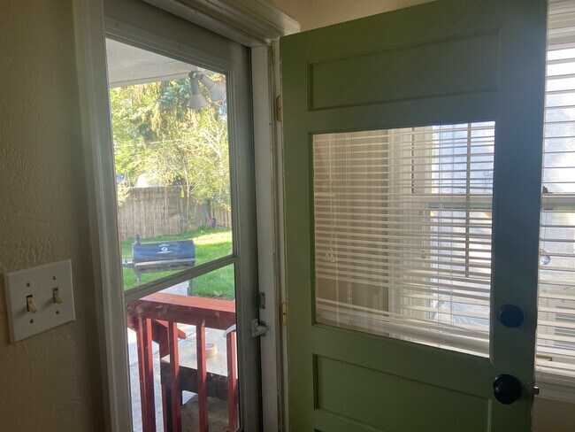 Entrada del patio trasero - 2921 W Platte Ave