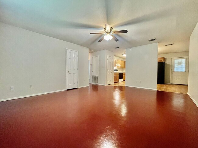 Photo - Eclectic 3 Bedroom, 2 Bathroom Home - 2 Ca...