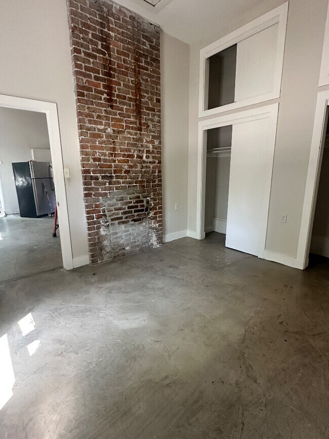 Chic 1BR with High Ceilings, In-Unit Laundry, and Courtyard—Near Mid-City Favorites