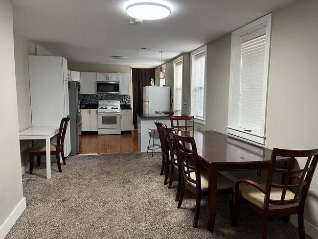 Dining - 816 W Lombard St