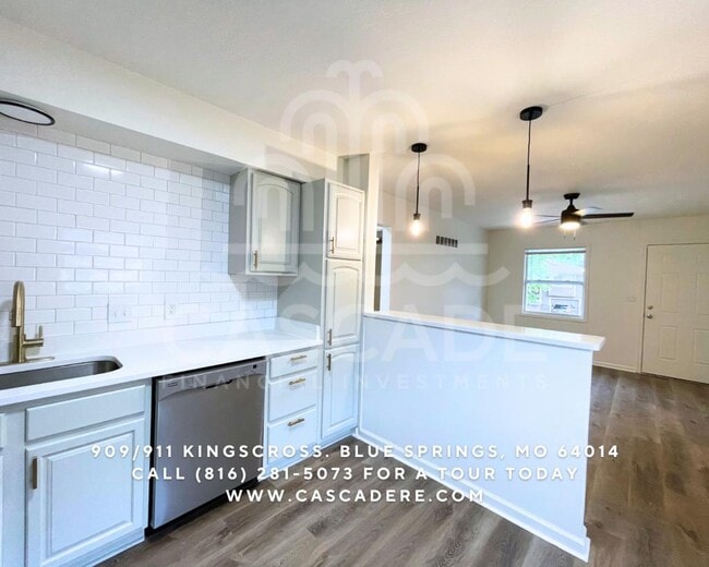 Photo - 911 SW Kingscross Rd