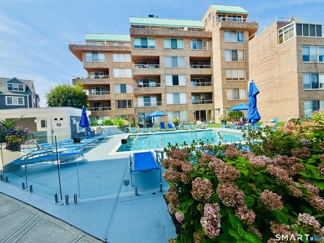 Building Photo - 98 Southfield Ave Unit 105