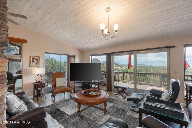 Photo - 647 Fiesta Ln