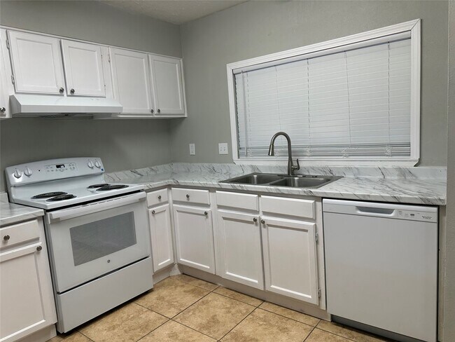 Photo - 1108 E Red Cedar Cir