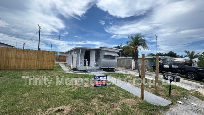 Building Photo - 2021 Pleasure Dr Rental
