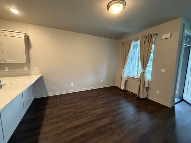 Photo - Beautiful 3 Bed/2.5 Bath Townhome - NE Bend