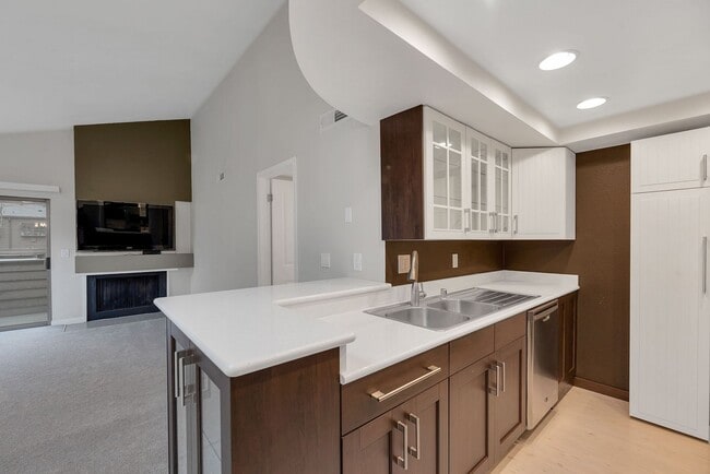 Photo - Great 1bed 1bath Location in Kirkland! Parking and W/S/G included in rent Unit 11