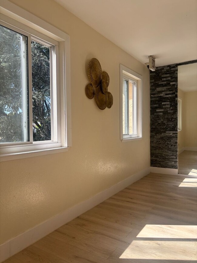 Photo - Redwood City Apartments Unit 5 Unit 5