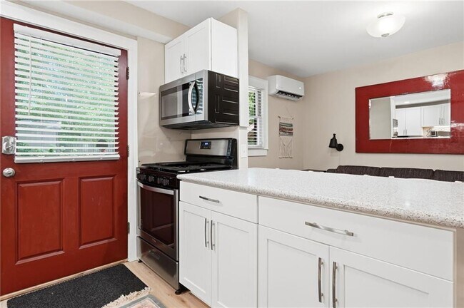 Photo - 826 Mentelle Dr NE