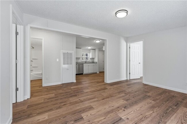 Photo - 190 Chivalry Ln