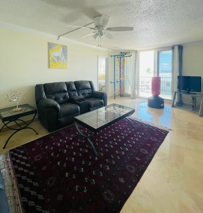 Photo - 1237 Hillsboro Mile Unidad 302