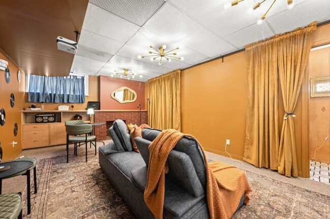 Building Photo - 8441-8118 118 St NW