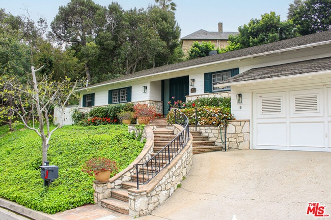 1079 Marilyn Dr