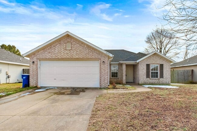 Building Photo - Charming 3-Bedroom Home in Prime Bentonville Location!