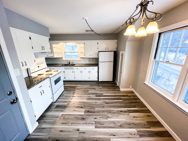 Building Photo - 1722 Broadway St N Unit 4