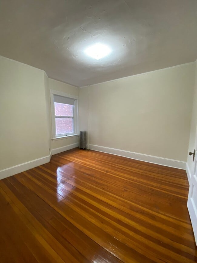 Photo - 1595 Beacon St