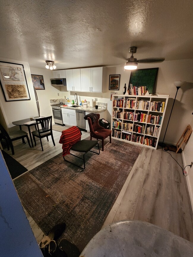 Building Photo - 1326 E St Unit Cozy 1 Bedroom Apartment