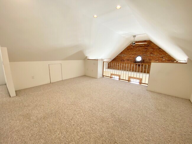 Photo - 1054 S Main St
