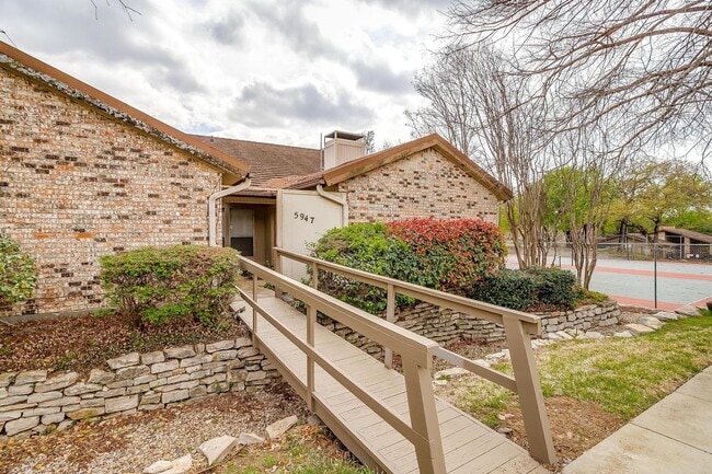 Building Photo - Secluded Nice Townhome- 3 Bed, 2 Bath, 2 Car Garage- 76112
