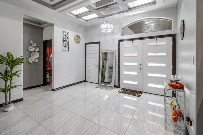 Photo - 1900 Queens Ave