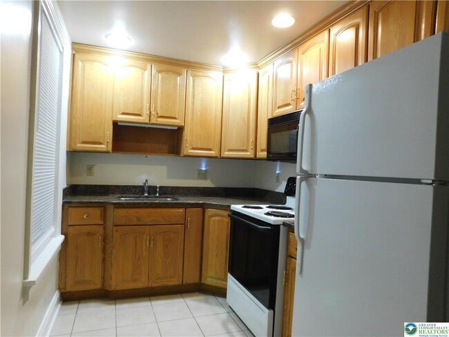 Photo - 826 Main St Unit 2