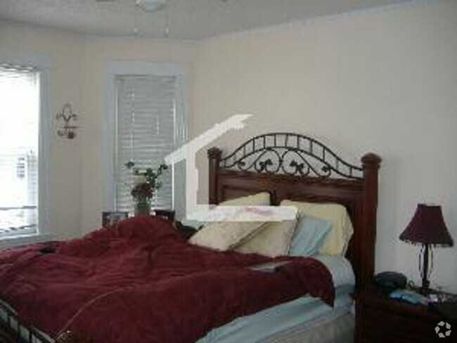 Building Photo - Beautiful 3 Bed with In Unit Laundry avail... Rental