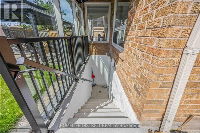 Photo - 579 Sheppard Ave