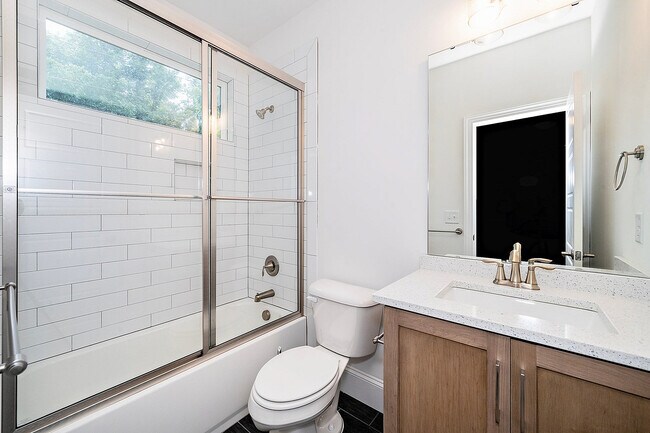 Redfield-Villages-Apartment-Homes-Near-NC-State-105.5-Turner-St-Bathroom