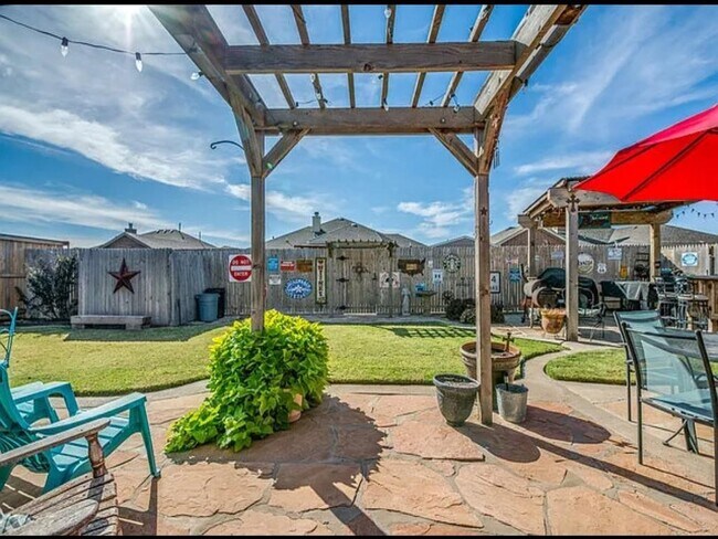 Photo - 6115 100th St