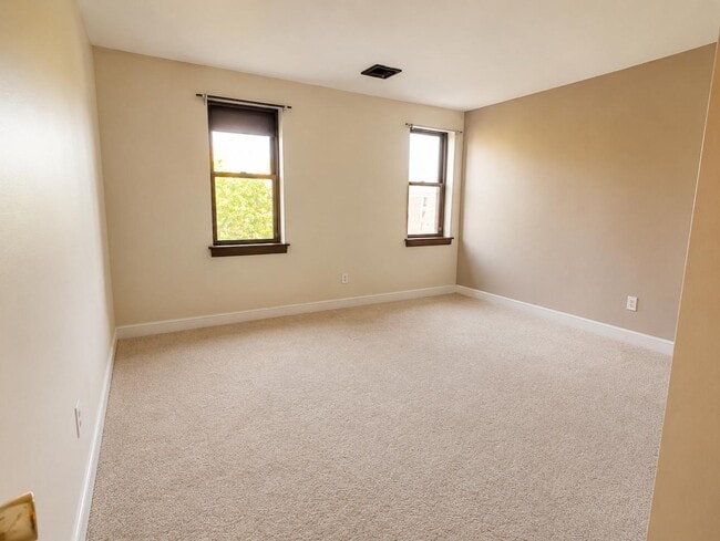 Building Photo - 110 Riverway