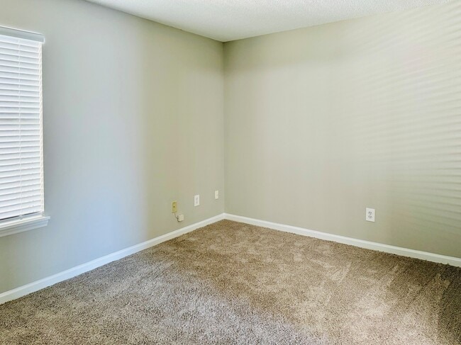 2BR,1.5BA-920 SF
