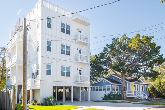 Building Photo - WALK TO THE BEACH OFF-SEASON RENTAL