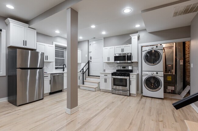 Building Photo - 1430 N Maplewood Ave Unit #  0102