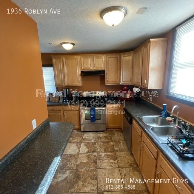 Photo - 1936 Roblyn Ave