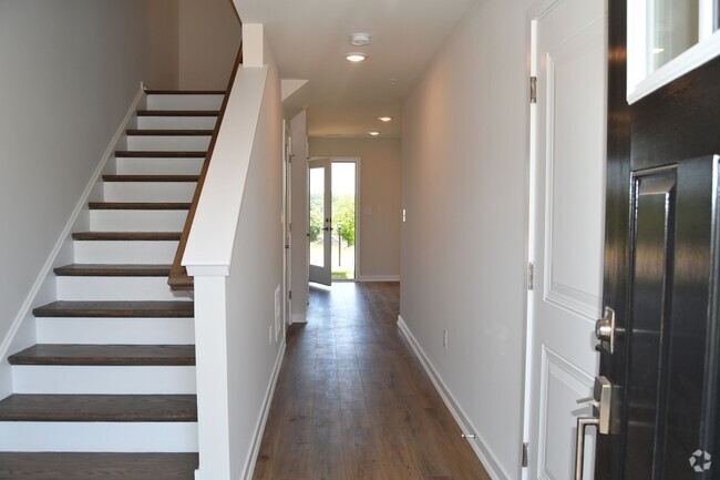 Building Photo - 725 Peony Ln Rental