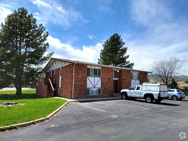 Building Photo - 2-bedroom, 1-bath apartment with laundry Unit D