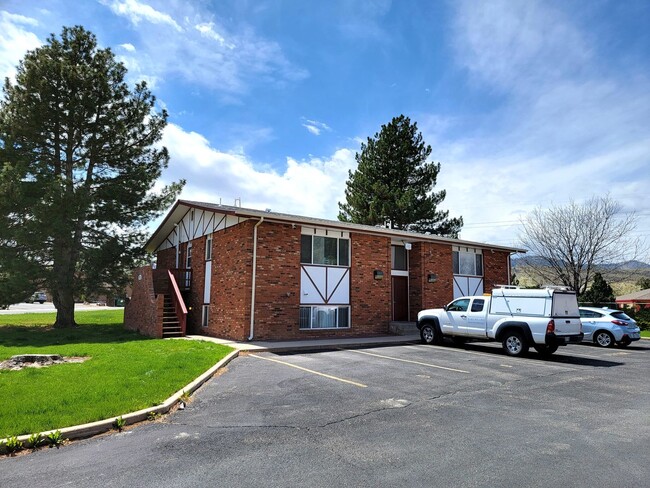 2-bedroom, 1-bath apartment with laundry - 2-bedroom, 1-bath apartment with laundry Unit D