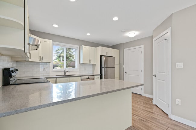 Photo - 10104-10113 113 Ave NW