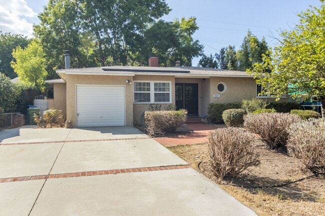 Building Photo - Spacious 3 Bedroom / 2 Bathroom Home in La...