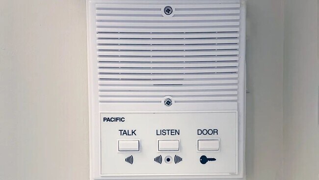 Effortlessly Greet and Welcome Guests from the Comfort of Your Home with Our In-Apartment Intercom System – Elevate Your Daily Convenience.