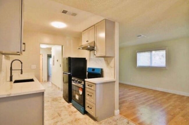 Building Photo - Beacon St Unit 2