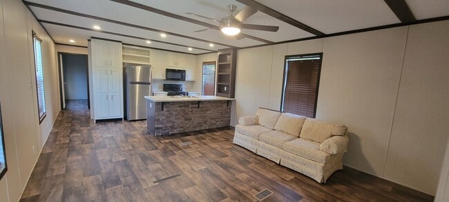 Photo - Gorgeous 3 bedroom/2 bath mobile home in Willow Oak Park, Keithville! Unit Willow Oak 3043