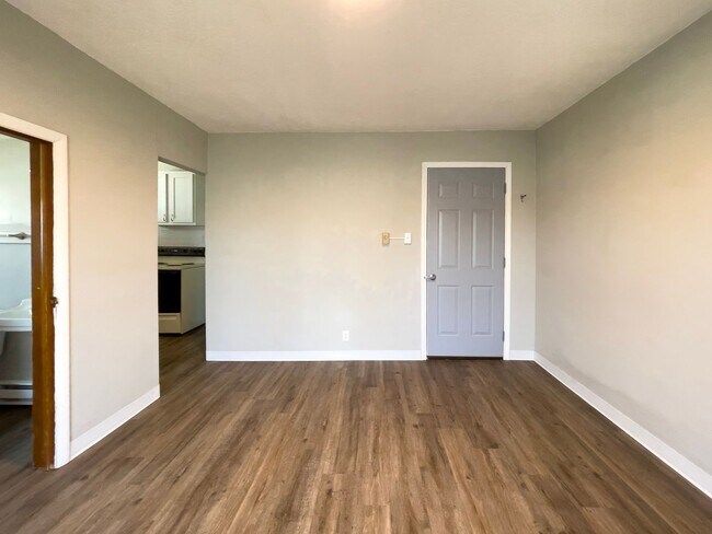 Photo - Preleasing for August 2026!! Studio Apartment Near Ball State's Campus & The Village! Unidad 05